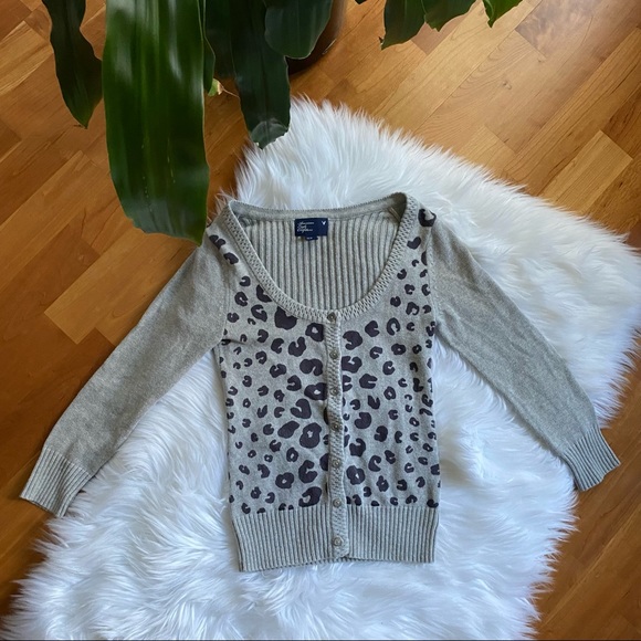AMERICAN EAGLE Gray Leopard Button Up Cardigan - Picture 9 of 9
